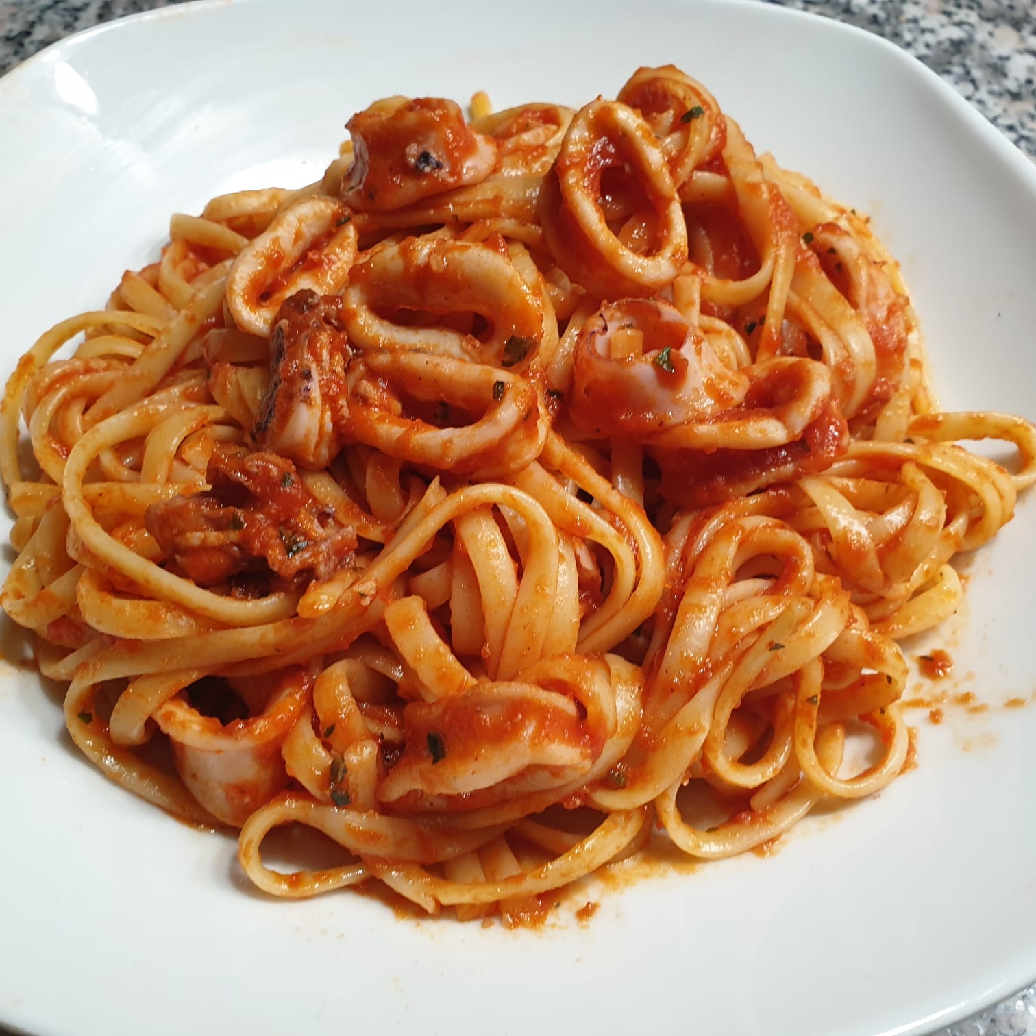 image from Bavette mit Calamari-Sughetto | Spaghetti (n13) mit Kalmar Soße (leicht pikant) 